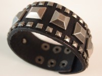 BRACELET BIKER RIVETS CARRES CUIR NOIR