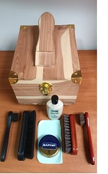 COFFRET CEDRE CIREUR AVEC REPOSE PIED AVEC KIT CIRAGES