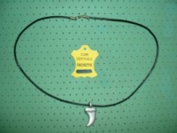 COLLIER GRIFFE DENT CUIR NOIR