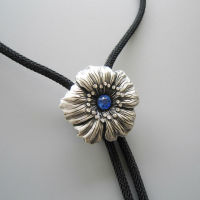 BOLO TIE CRAVATE WESTERN PLAQUE ARGENT FLEUR