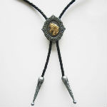 BOLO TIE CRAVATE WESTERN TETE DE CHEVAL DOREE